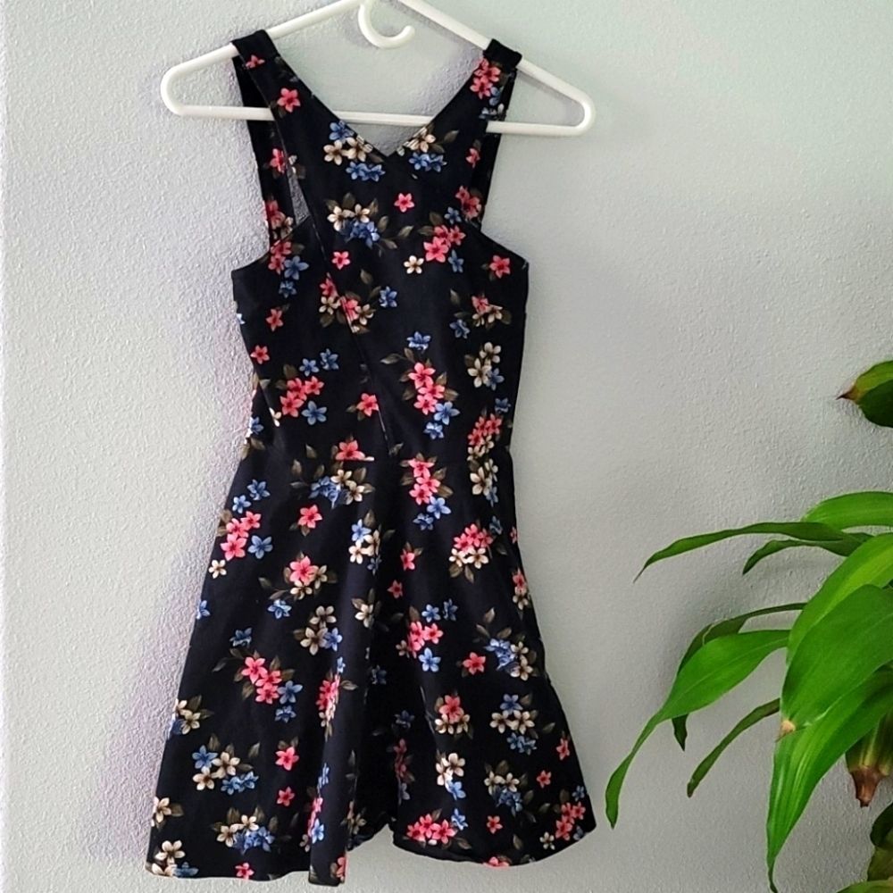 Hollister Floral Feminine High Neck Dress - Picture 2 of 7